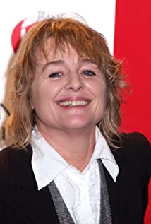 How tall is Sinead Cusack?